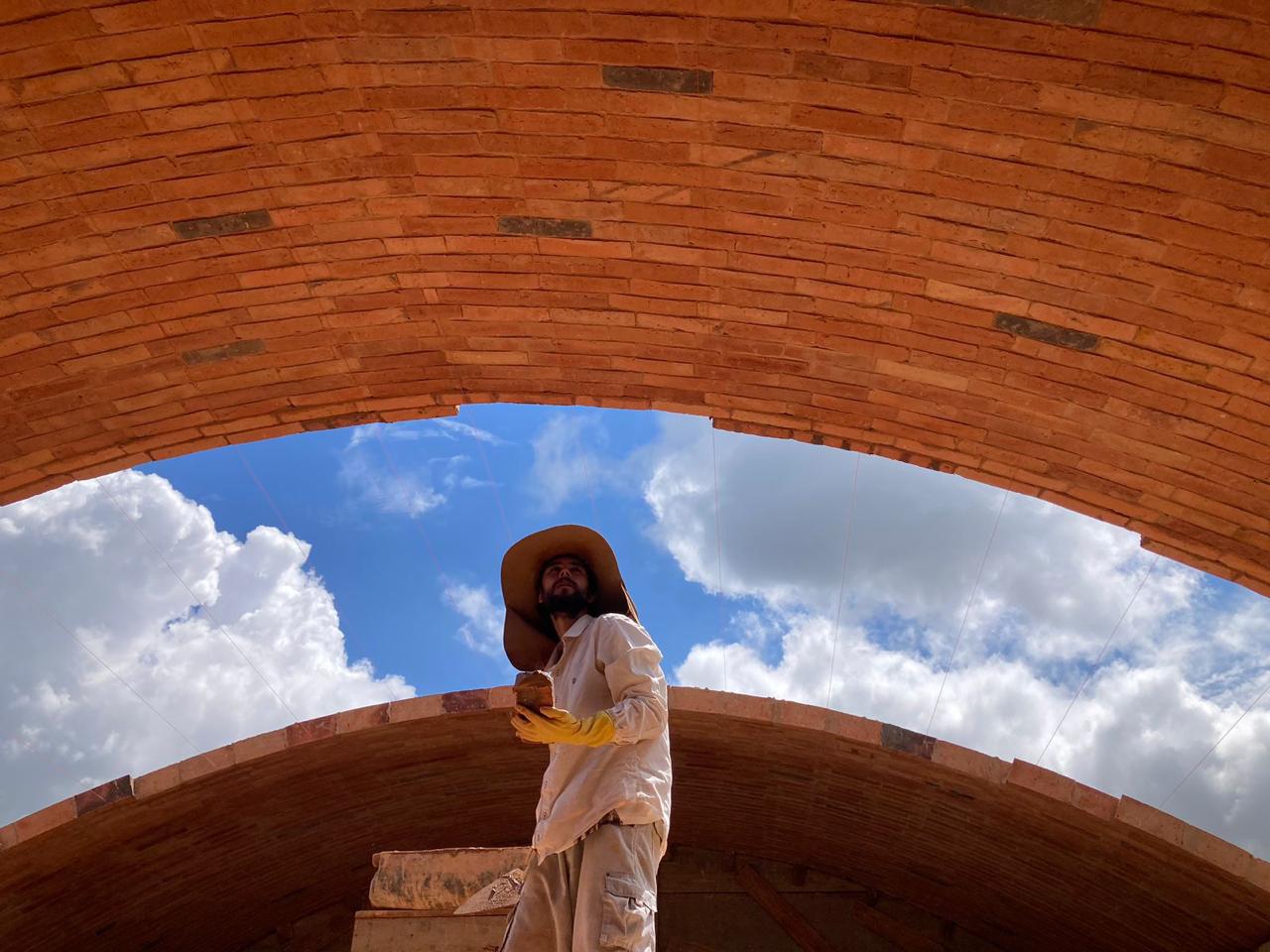 Obra em andamento: arco de tijolos artesanais